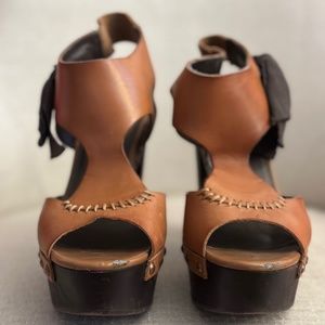 Hinge open toe shies